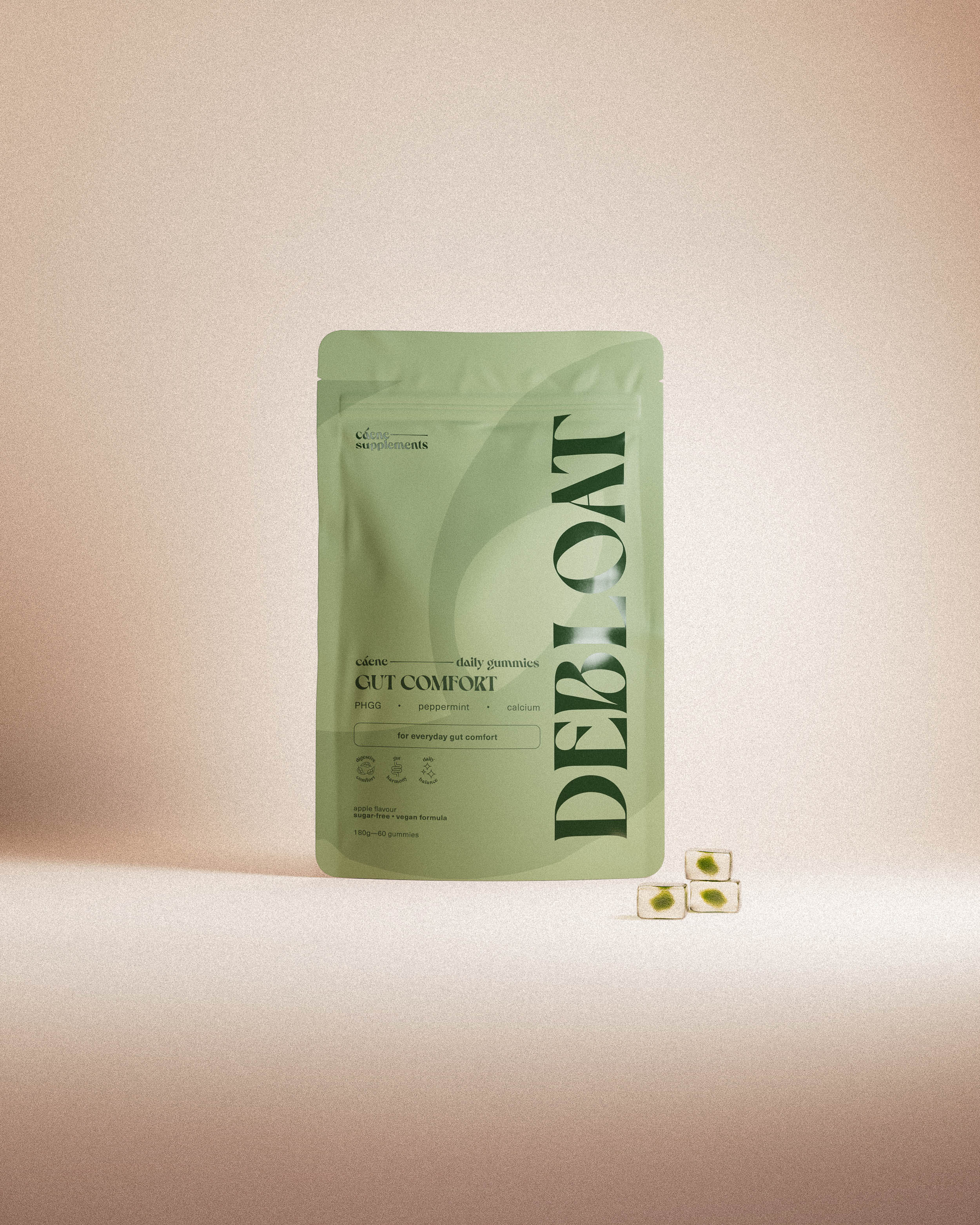 debloat gummies-påse med tre gröna gummies på varm studiobakgrund
