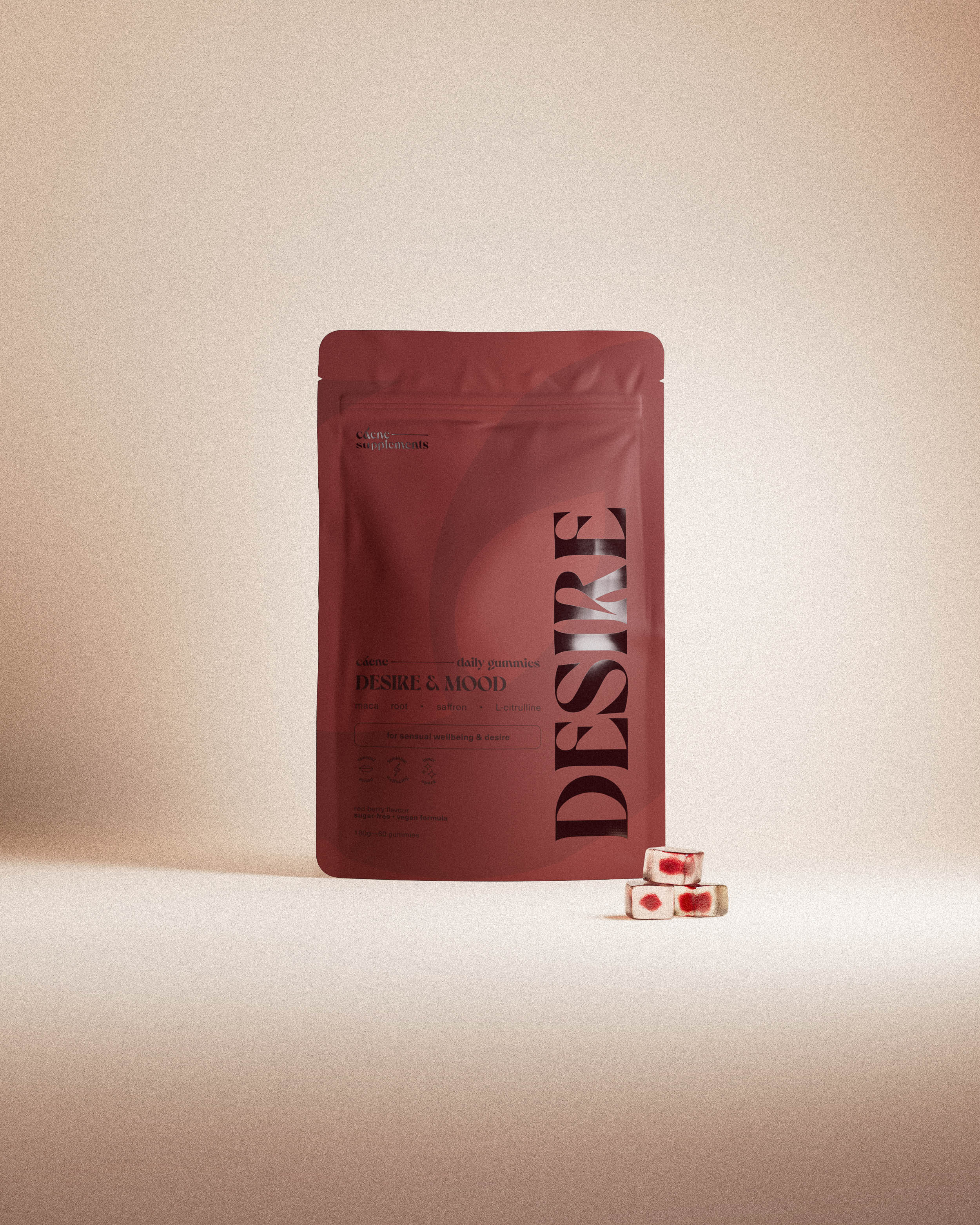 desire gummies-påse med tre röda gummies på varm studiobakgrund